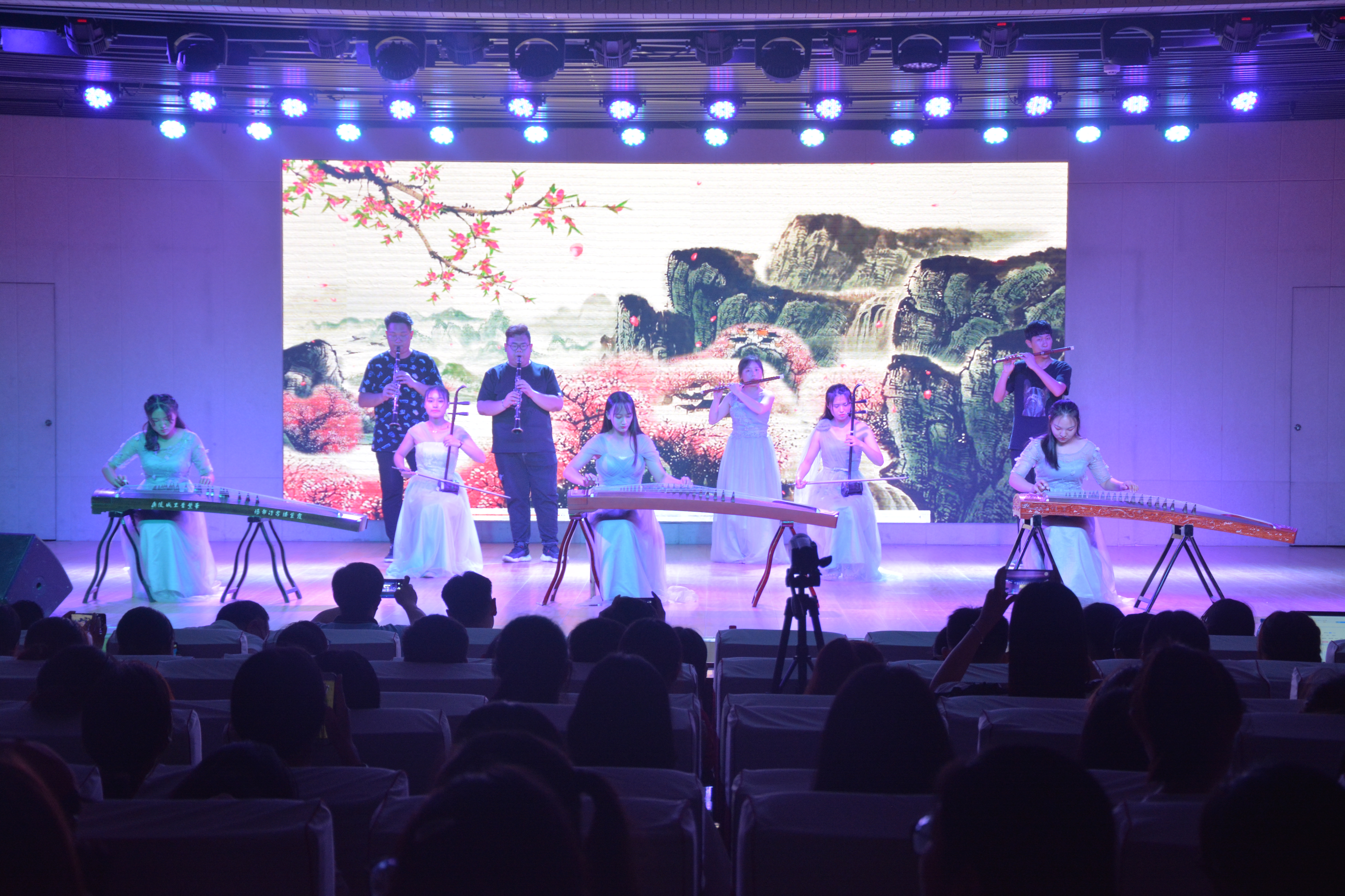 MK体育成功举办2019届优秀毕业生颁奖典礼暨欢送毕业生晚会