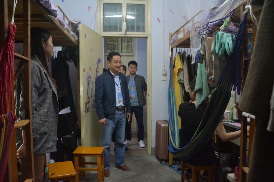 MK体育领导老师走访毕业生宿舍