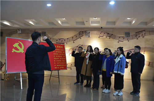 MK体育教工一支部成功开展“缅怀先烈,不忘初心,弘扬大别山精神”主题党日活动