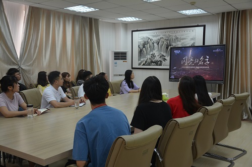 MK体育组织师生观看2019年最美高校辅导员、大学生发布仪式