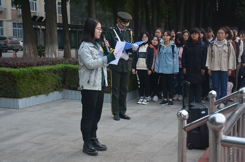 MK体育组织学生参加升国旗仪式