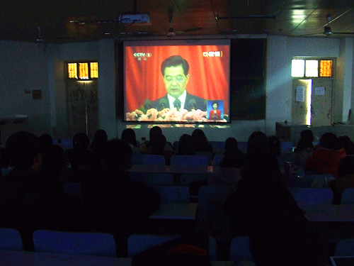 MK体育师生喜看党的十八大开幕式直播