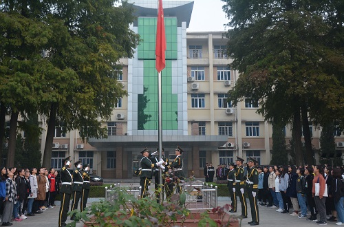 MK体育组织学生参加升国旗仪式
