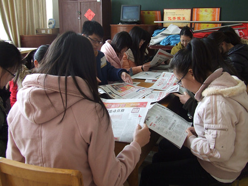MK体育多途径组织学生关注学习“两会”精神