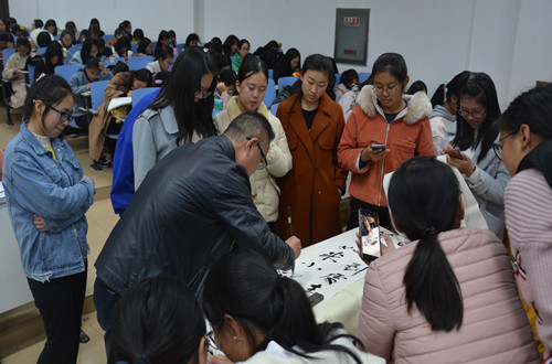 MK体育邀请优秀校友为新生作入学教育报告