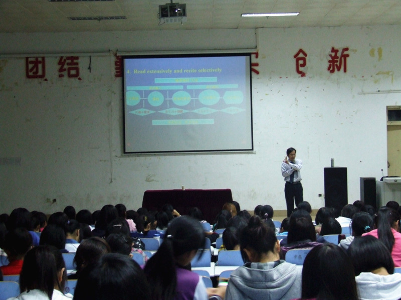 MK体育举办新生入学教育第二讲“我的外语梦”