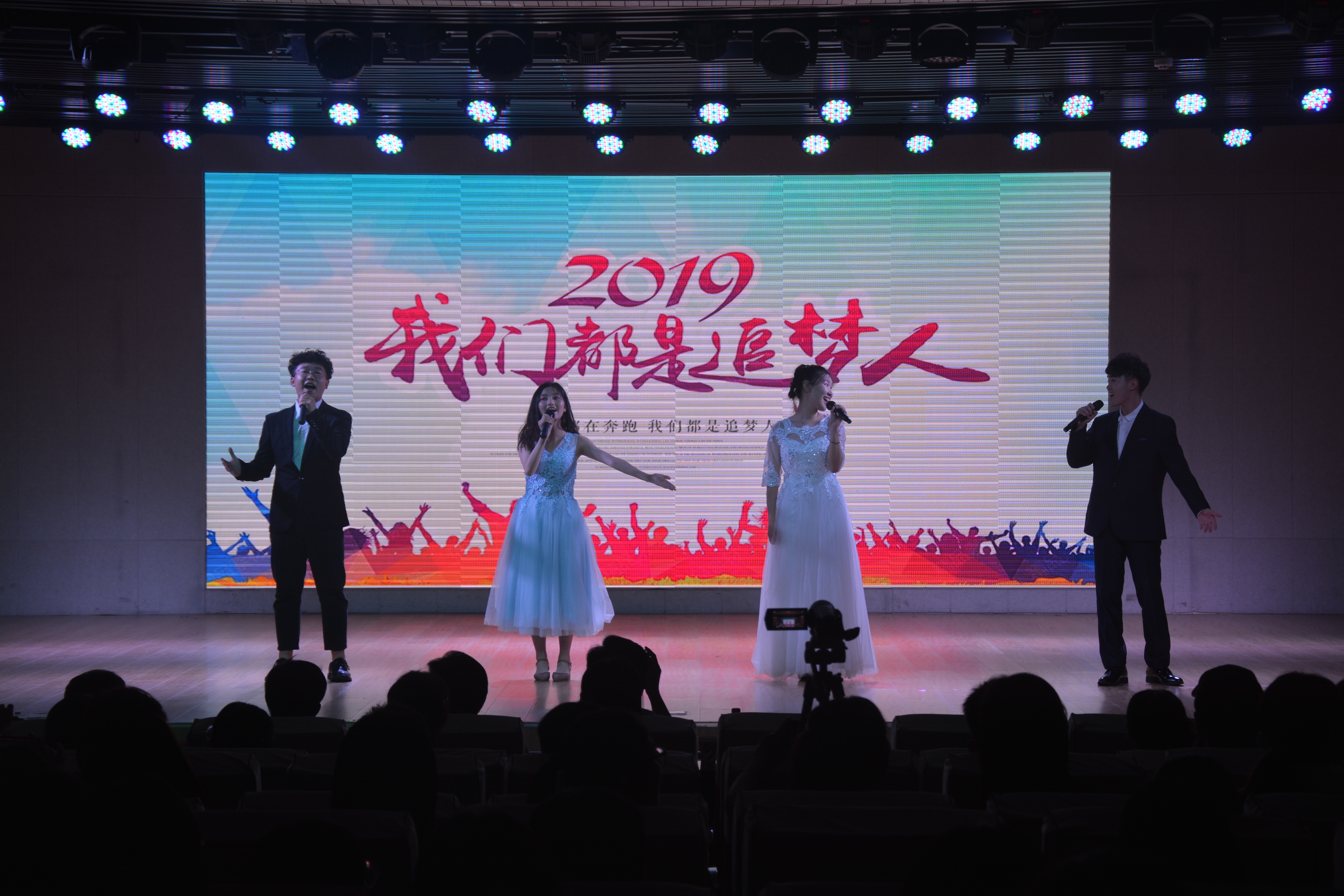 MK体育成功举办2019届优秀毕业生颁奖典礼暨欢送毕业生晚会