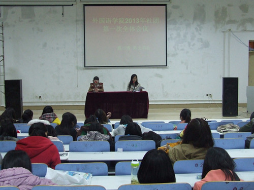 MK体育多途径组织学生关注学习“两会”精神